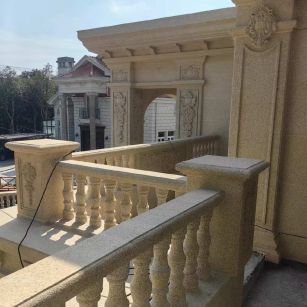 乌鲁木齐 黄金麻别墅外墙干挂雕花配合阳台栏杆花瓶柱