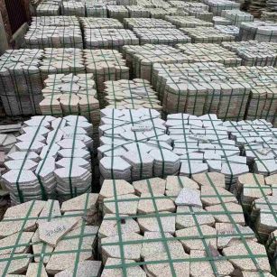 乌鲁木齐 黄金麻白麻花岗岩荔枝面地铺石(冰裂纹)