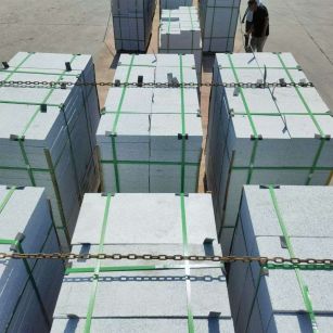 乌鲁木齐 芝麻白花岗岩5公分地铺石 花岗岩厂家工厂装车日常