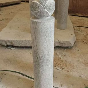 乌鲁木齐 芝麻白花岗岩石材挡车石柱、停车柱、圆柱挡车柱、方柱挡车柱等