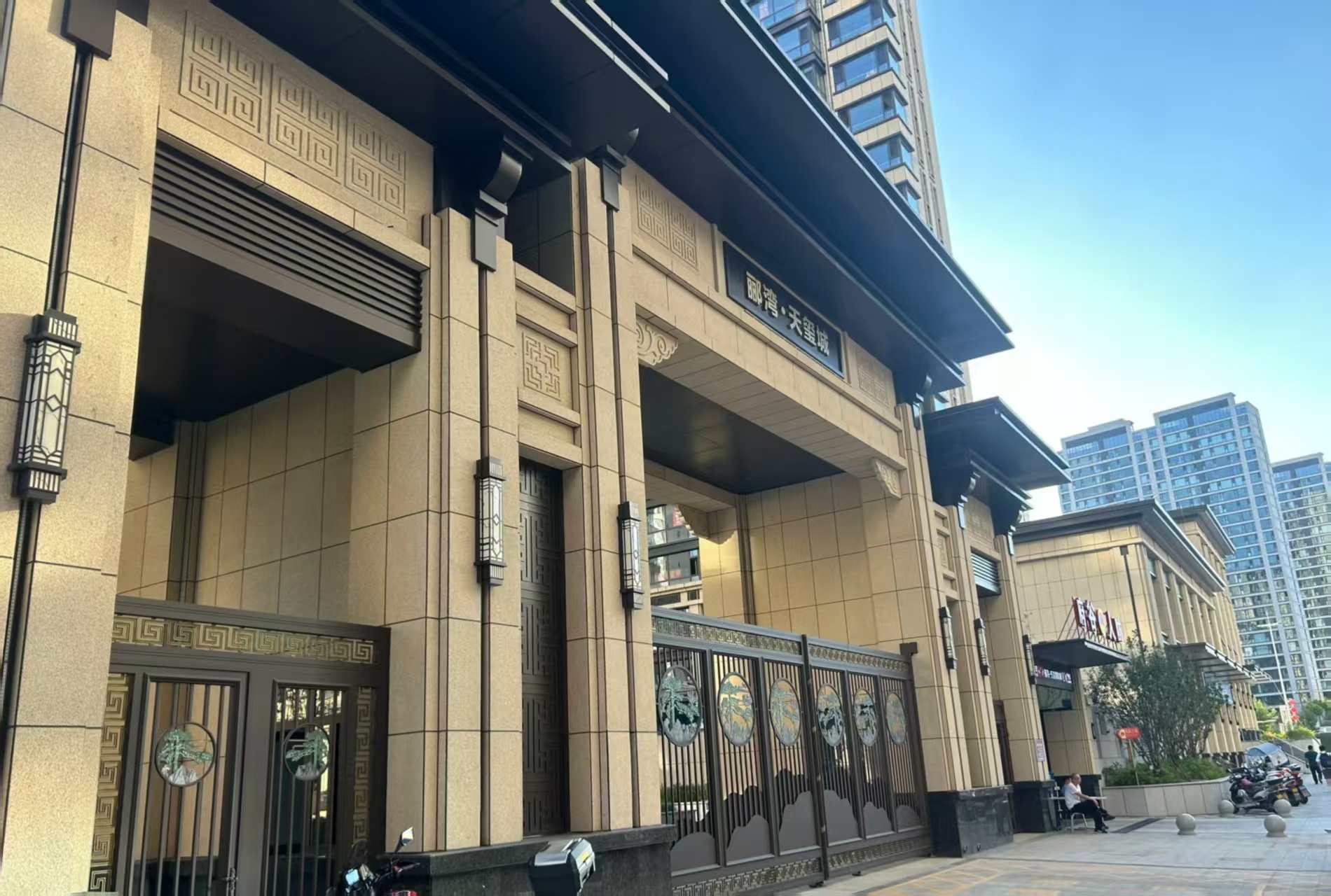 乌鲁木齐 黄金麻花岗岩荔枝面小区门楼外墙干挂