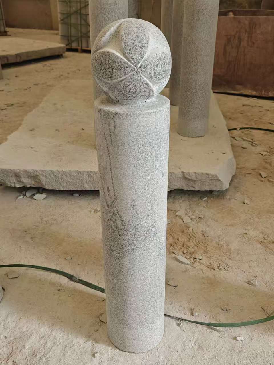 乌鲁木齐 芝麻白花岗岩石材挡车石柱、停车柱、圆柱挡车柱、方柱挡车柱等