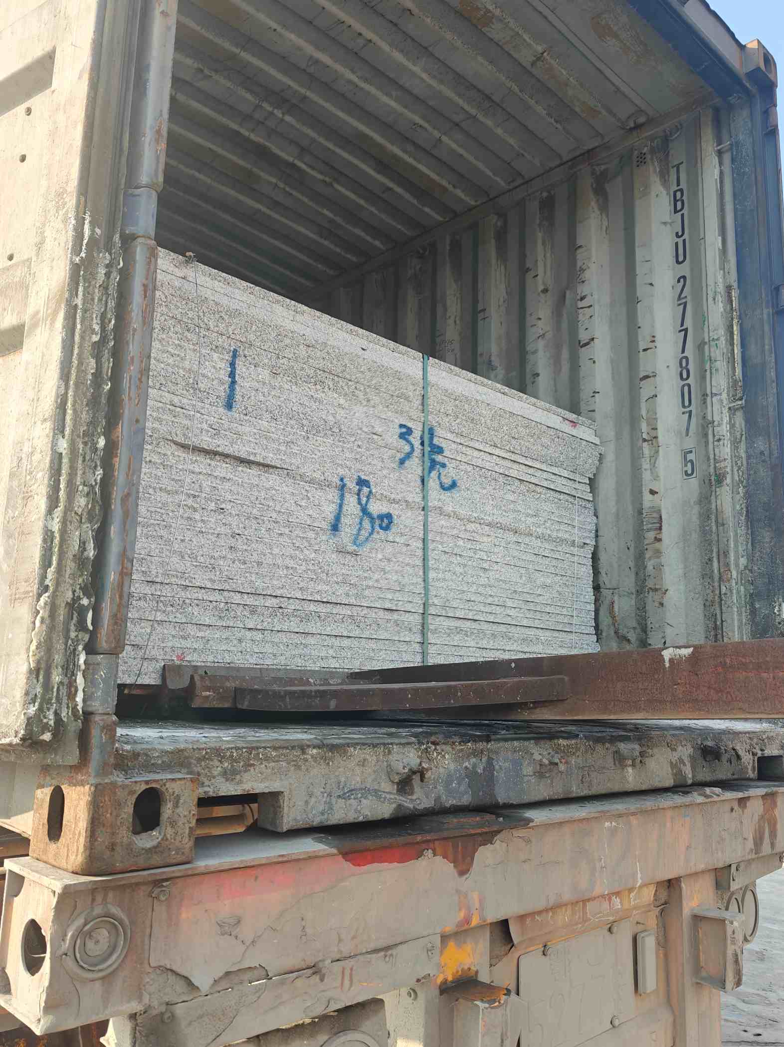 乌鲁木齐 芝麻白花岗岩石材3.0公分光面毛板装柜出货