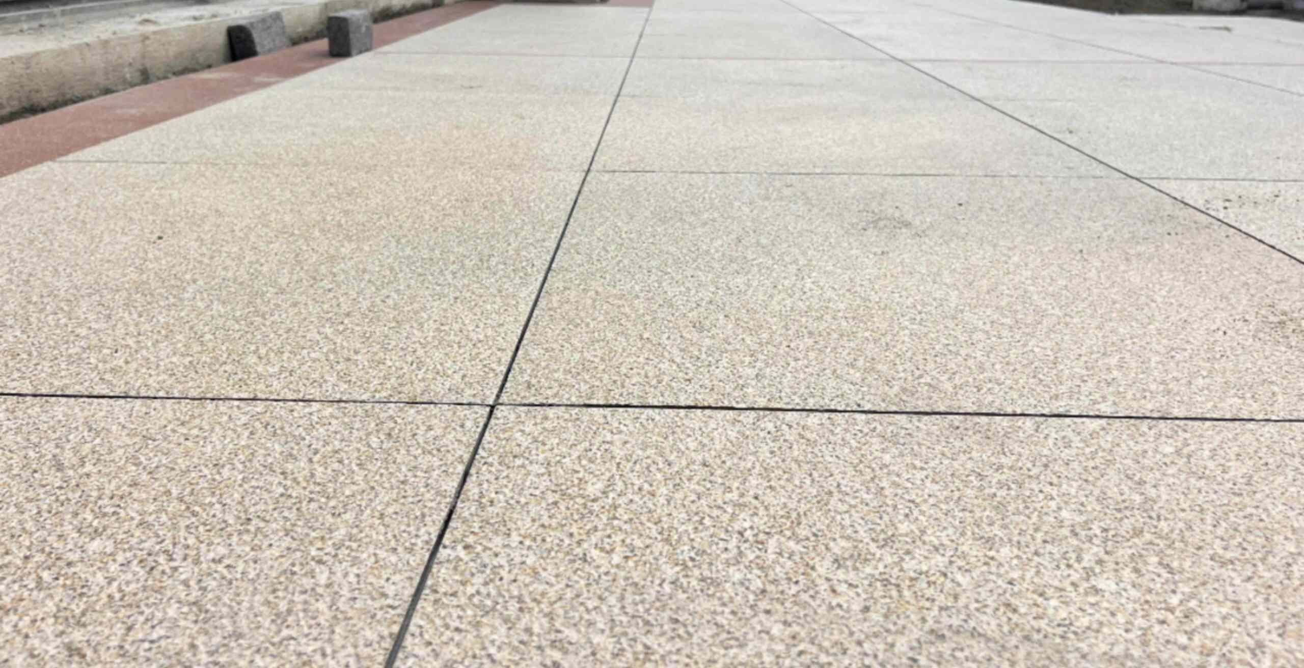 乌鲁木齐 黄金麻花岗岩石板材荔枝面地面铺装效果