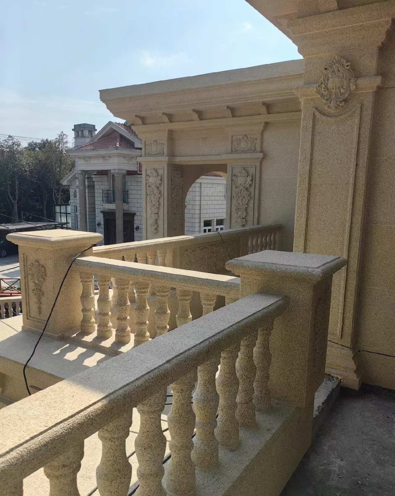 乌鲁木齐 黄金麻别墅外墙干挂雕花配合阳台栏杆花瓶柱