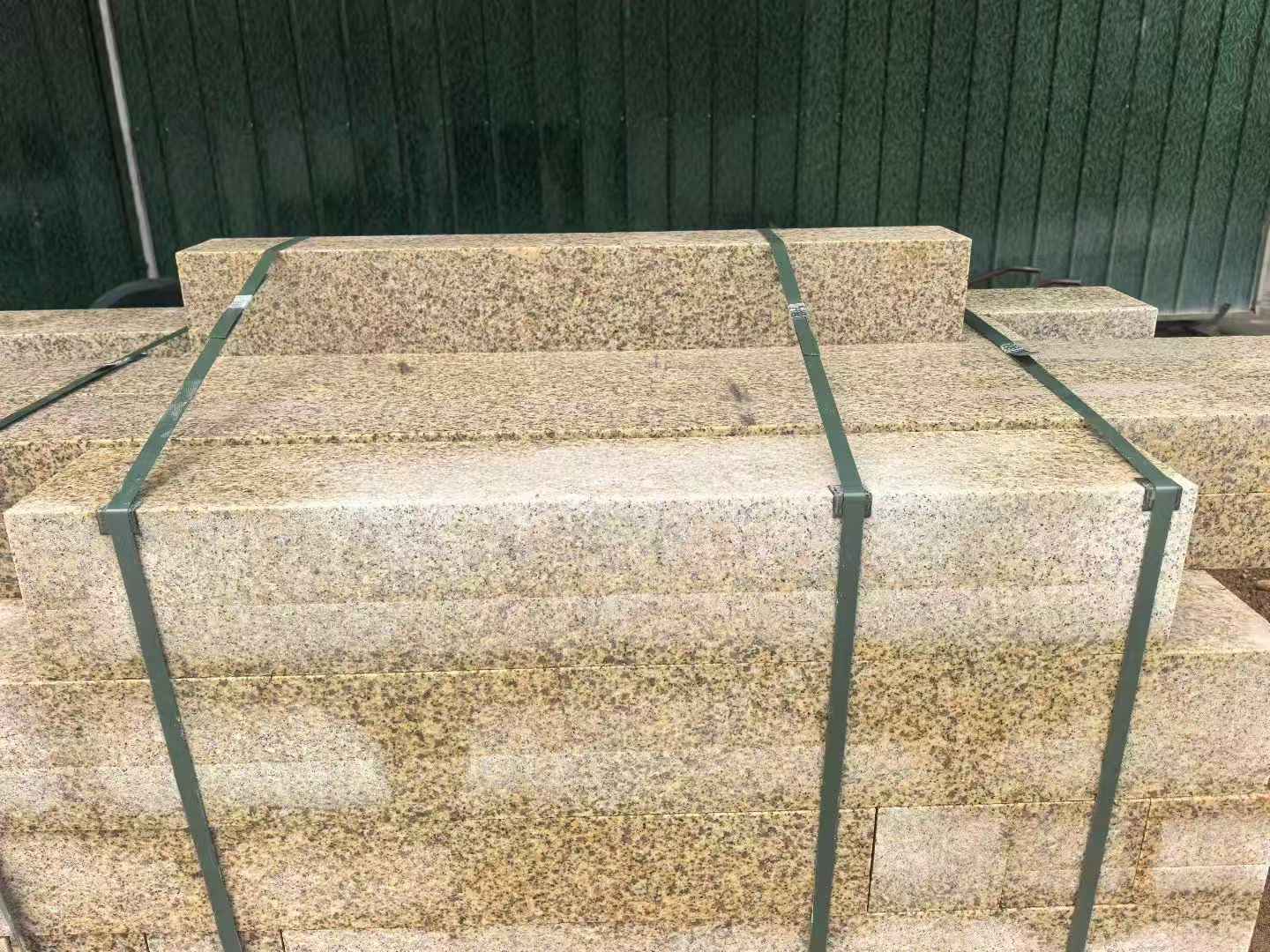 乌鲁木齐 黄金麻花岗岩石材机切面栏杆料半成品