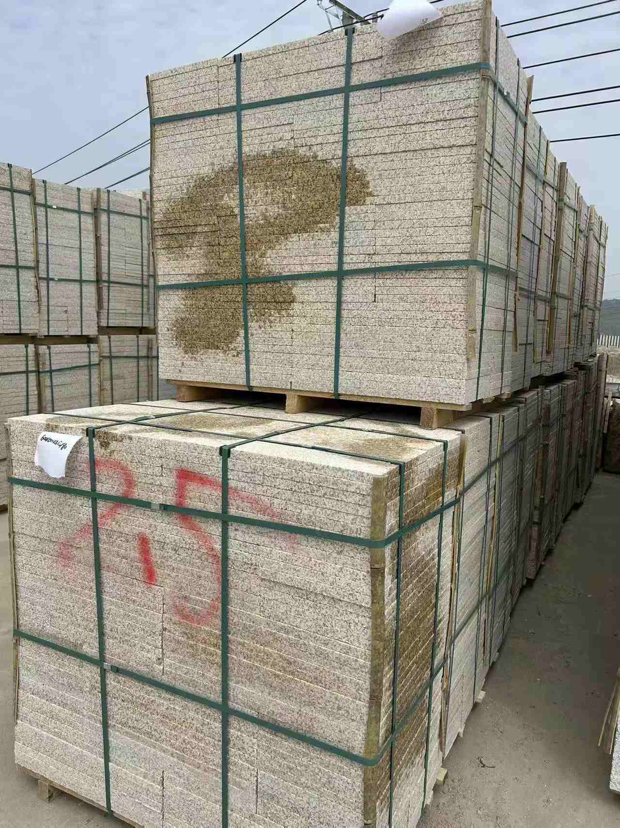 乌鲁木齐 黄金麻花岗岩石材荔枝面地铺石2.5*300*600