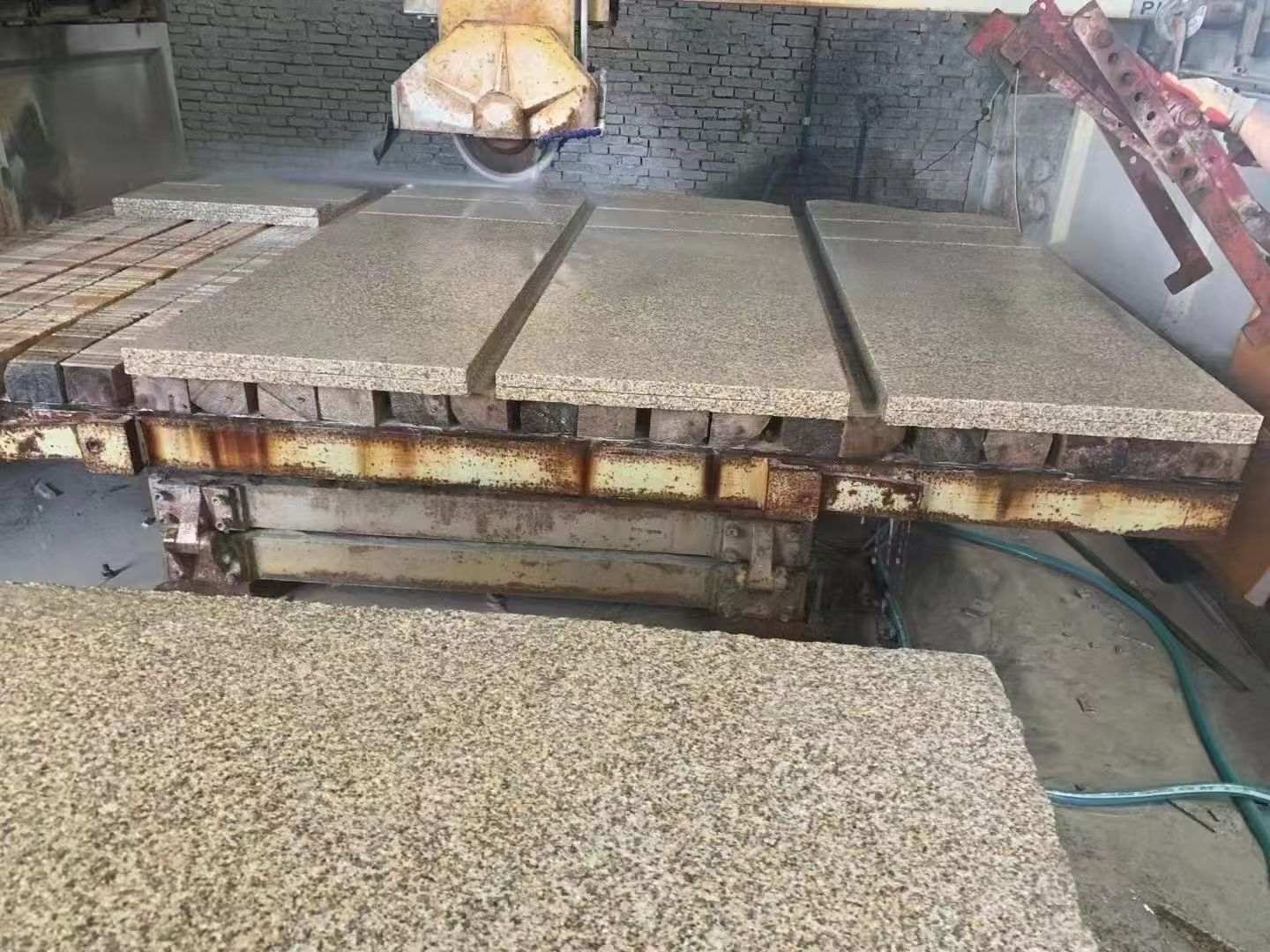 乌鲁木齐 黄金麻荔枝面成品板加工