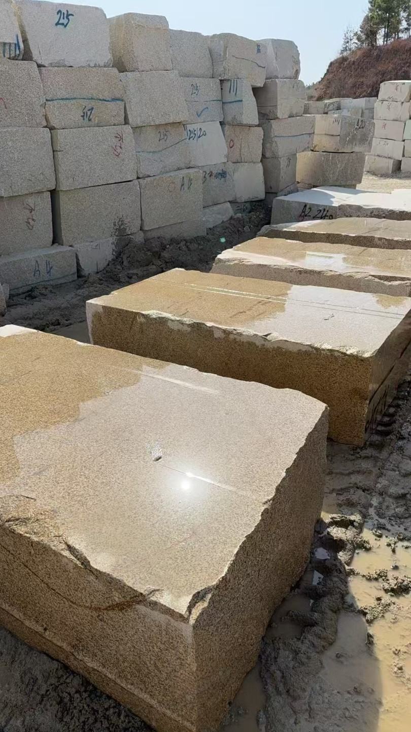 乌鲁木齐 黄金麻方料堆场洗料分选中，原材料充足