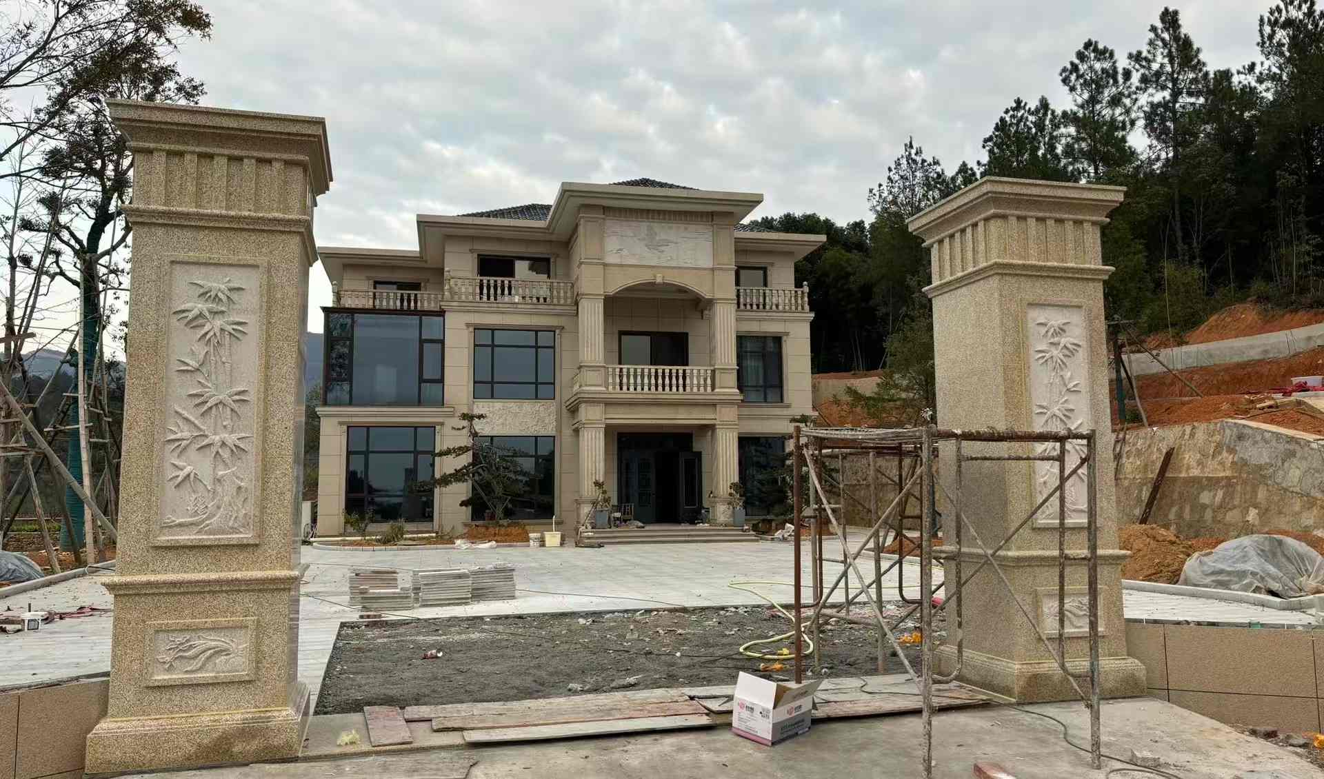 乌鲁木齐 黄金麻花岗岩别墅雕花外墙干挂配上门口雕花罗马柱