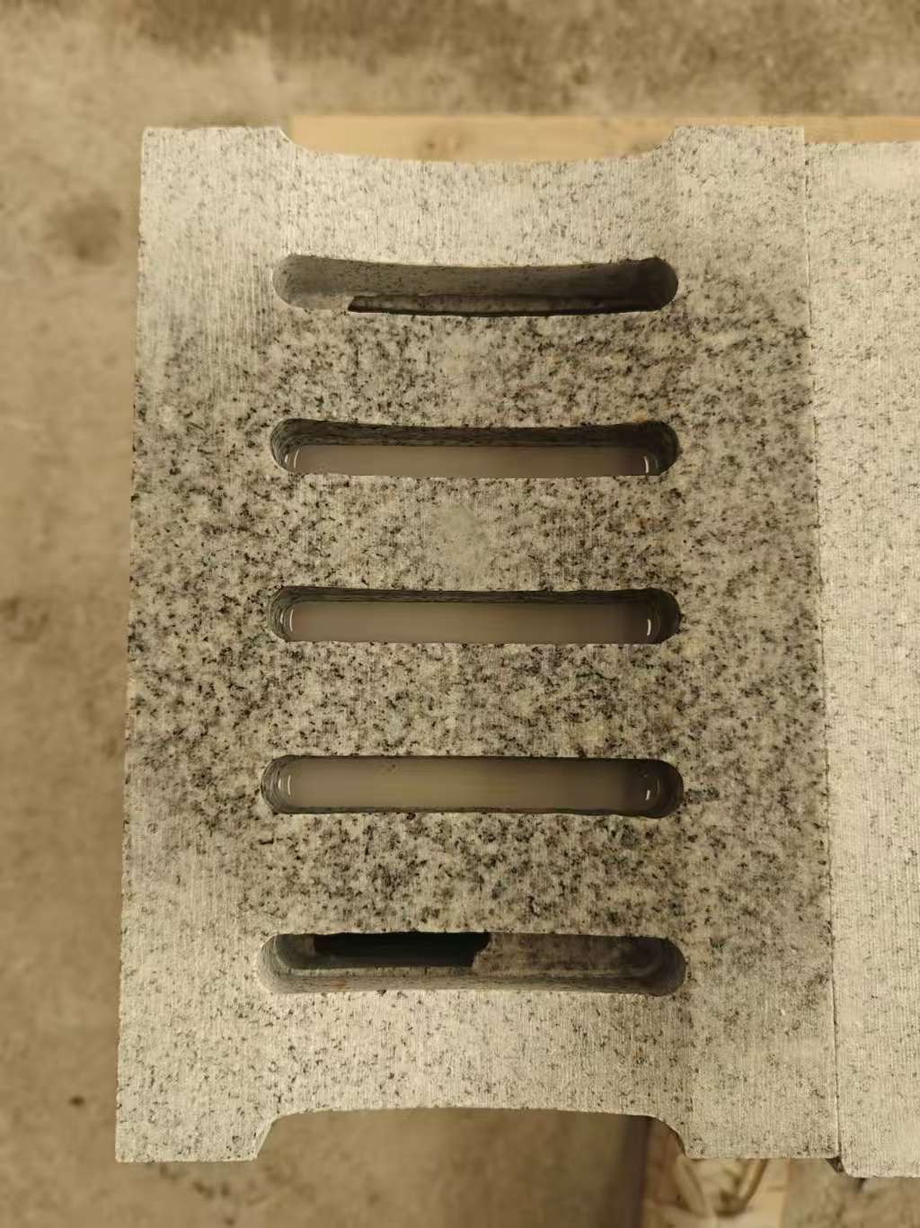 乌鲁木齐 芝麻白拉丝面花岗岩U型开槽排水槽