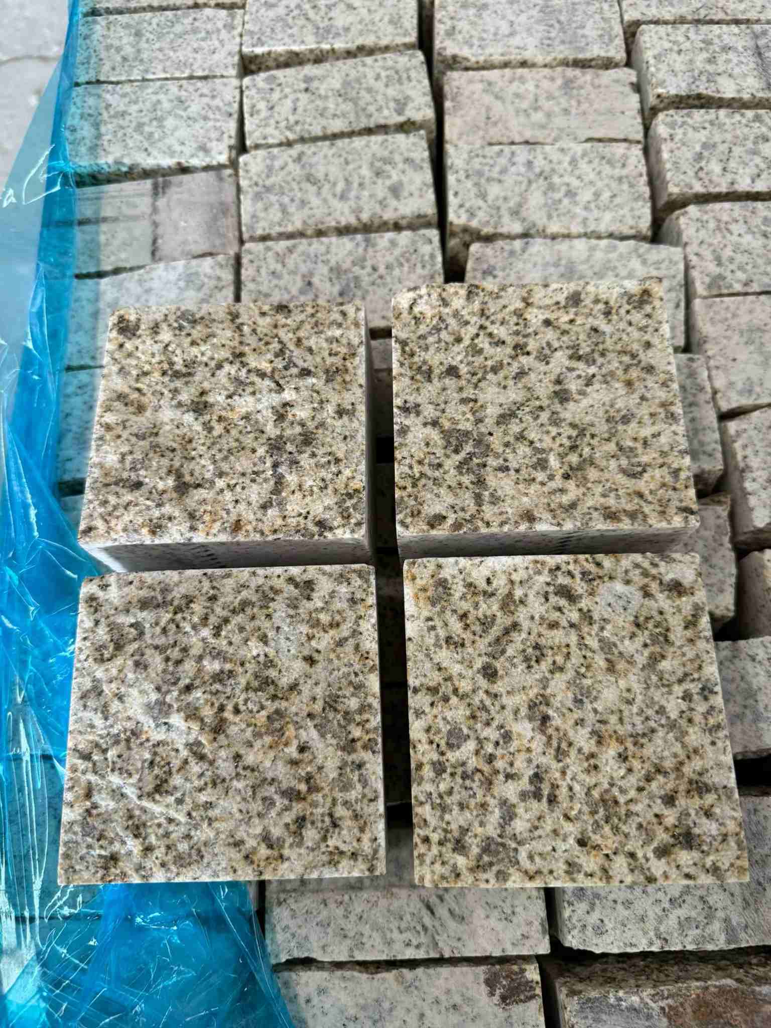 乌鲁木齐 黄金麻花岗岩自然面小方块，弹石，马蹄石等