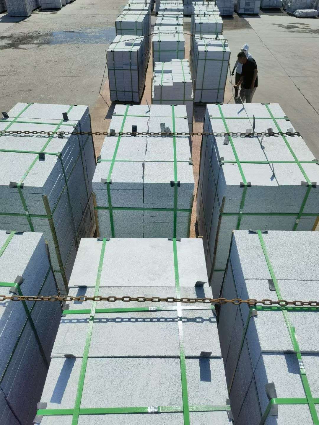 乌鲁木齐 芝麻白花岗岩5公分地铺石 花岗岩厂家工厂装车日常