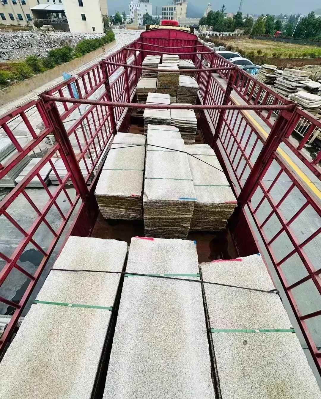 乌鲁木齐 黄金麻花岗岩荔枝面，光面毛板装车完成