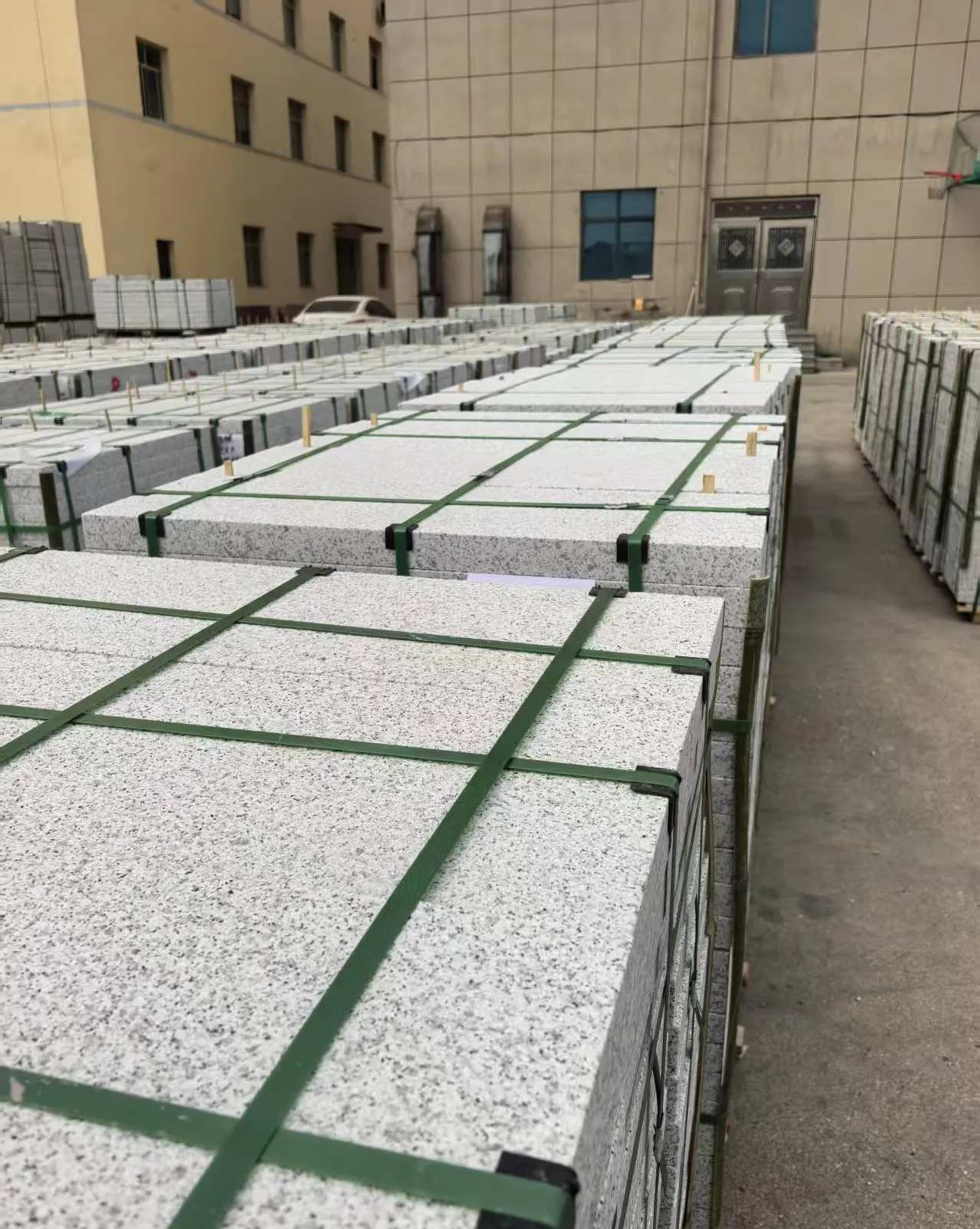 乌鲁木齐 白麻花岗岩5.0公分荔枝面地铺石