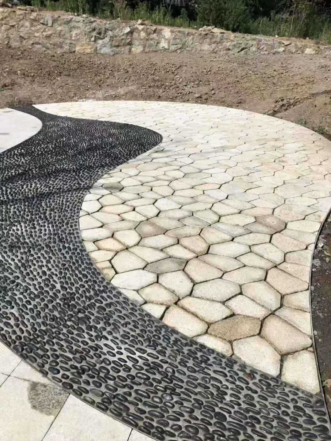 乌鲁木齐 黄金麻冰裂纹地铺石工地铺装案例