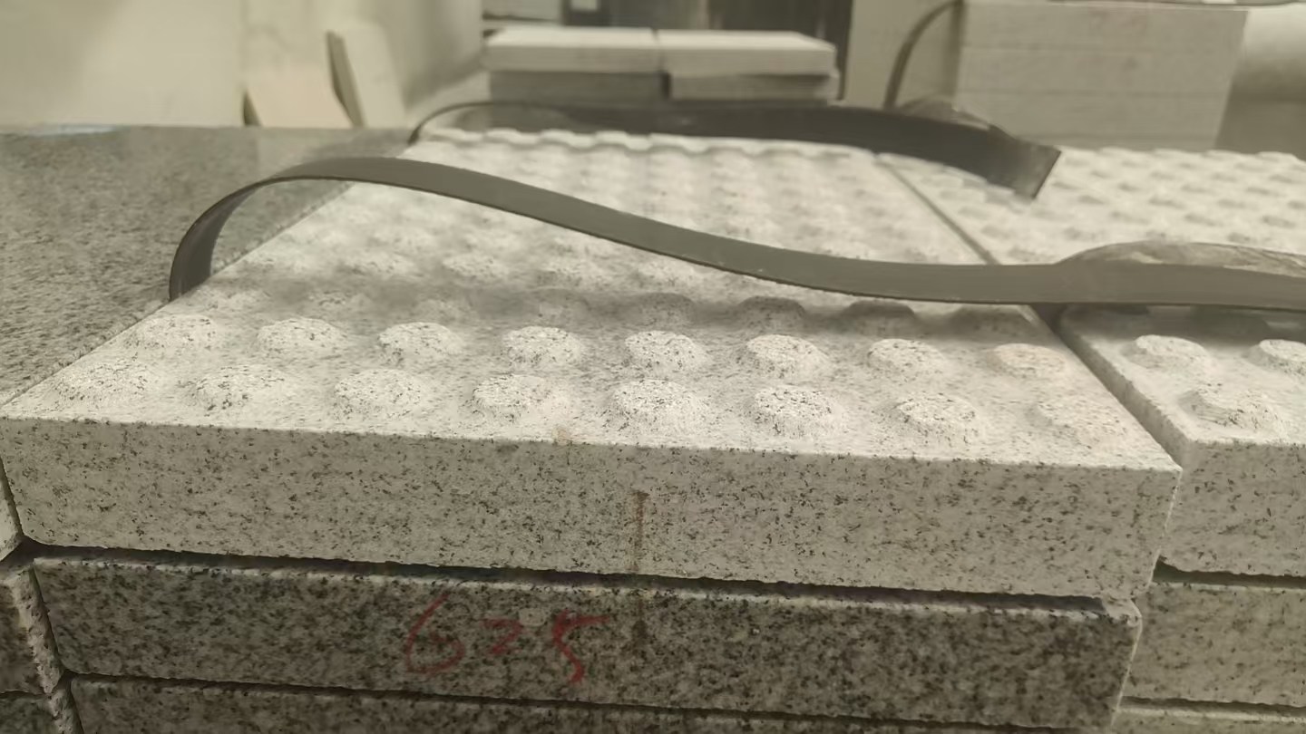 乌鲁木齐 芝麻白花岗岩6.0公分荔枝面五轴加工雕刻盲点