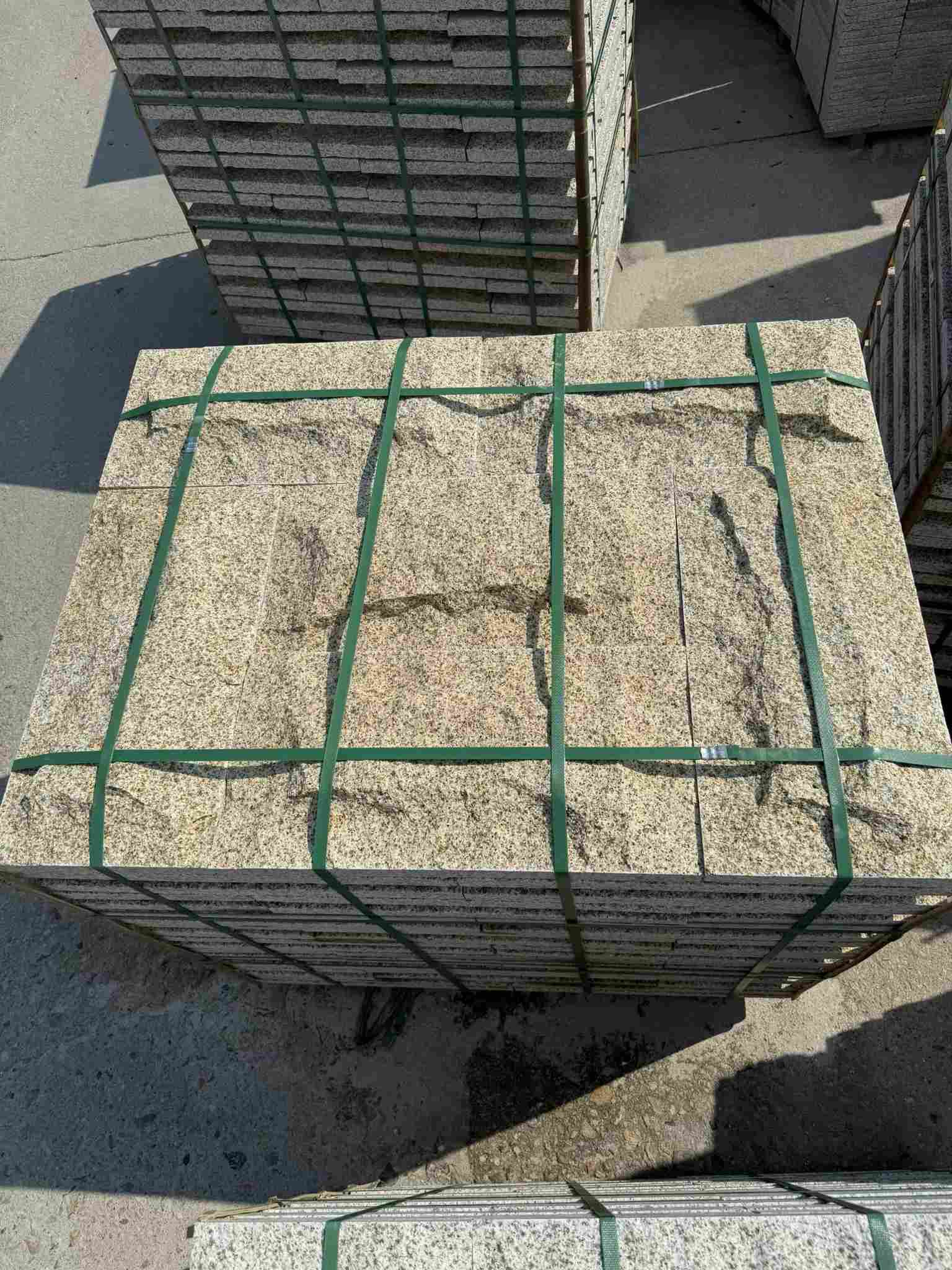 乌鲁木齐 黄金麻花岗岩石材自然面蘑菇石成品