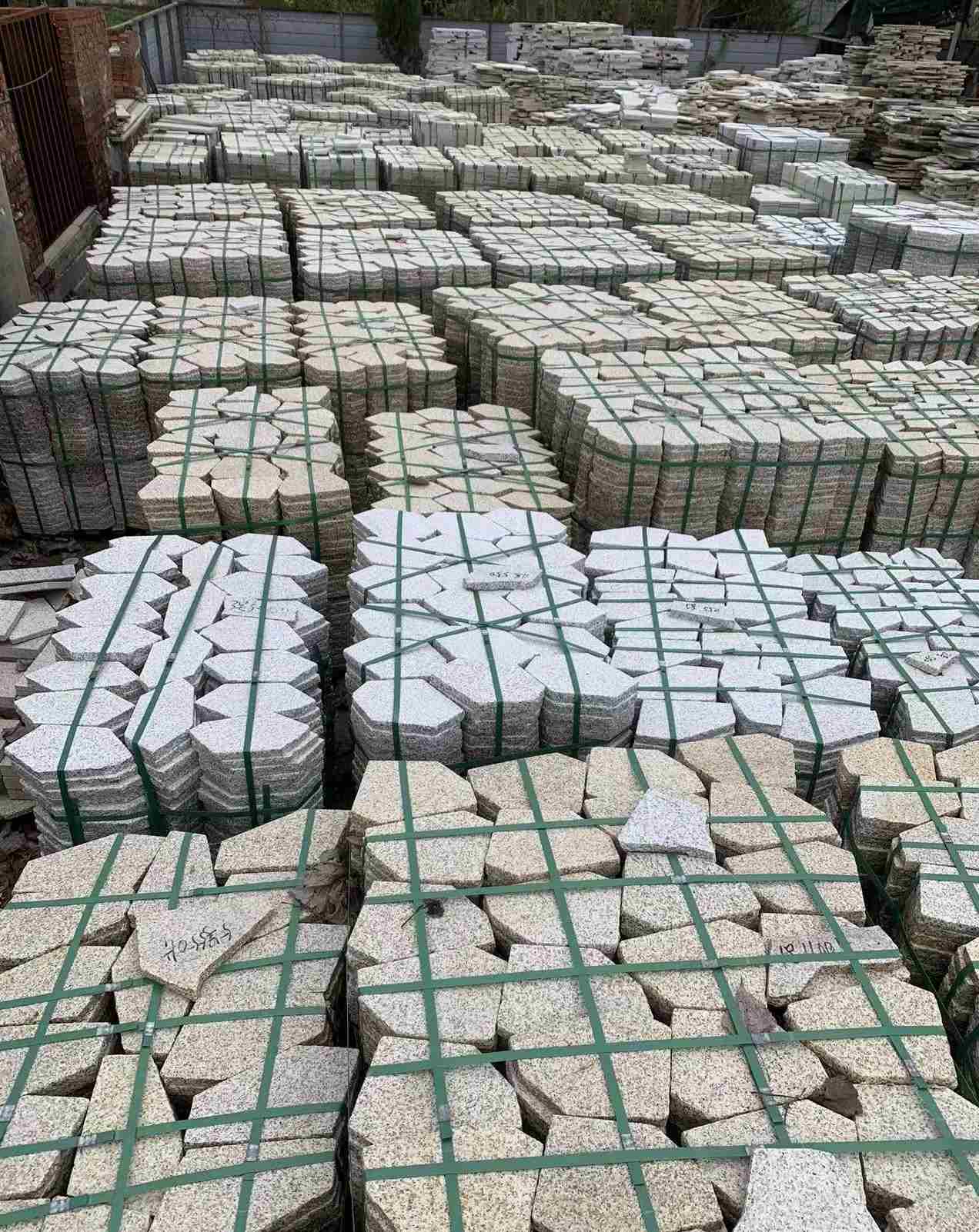 乌鲁木齐 黄金麻白麻花岗岩荔枝面地铺石(冰裂纹)