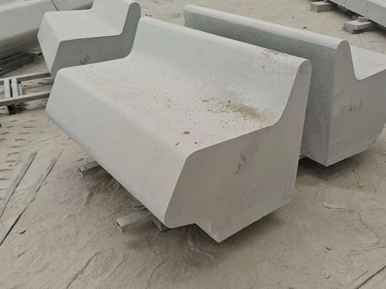 乌鲁木齐 芝麻白花岗岩异形坐凳，石凳