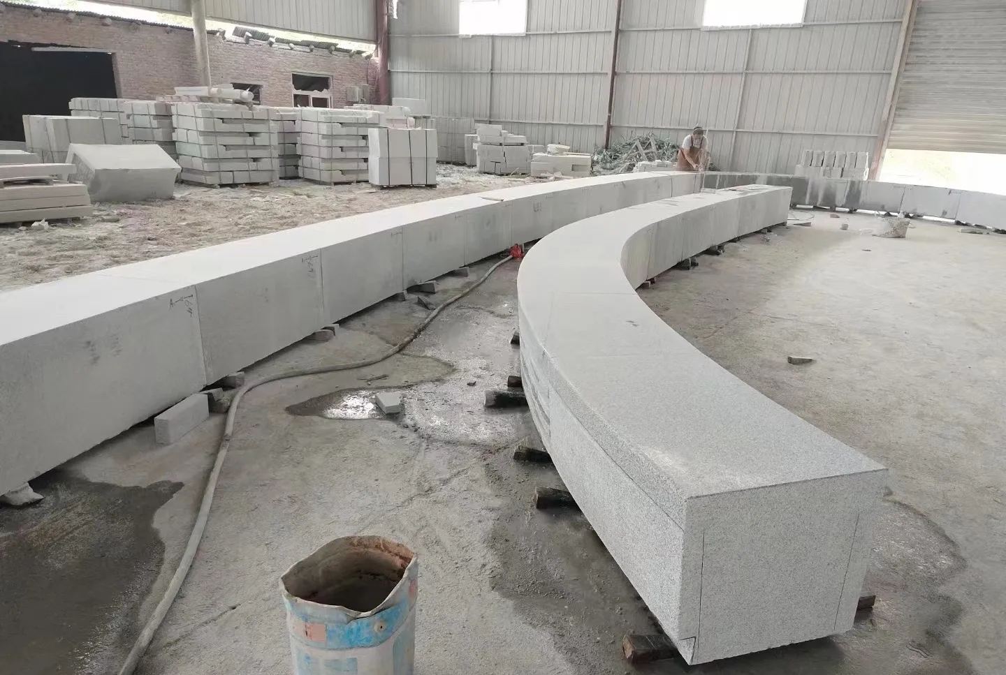 乌鲁木齐芝麻白花岗岩石板材 园林光面弧形坐凳